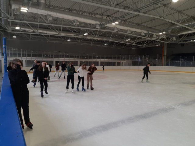 b_1024_768_0_00_images_2022_2023_WYCIECZKI_Lodowisko_337033023_152045917780563_4609489840546703500_n